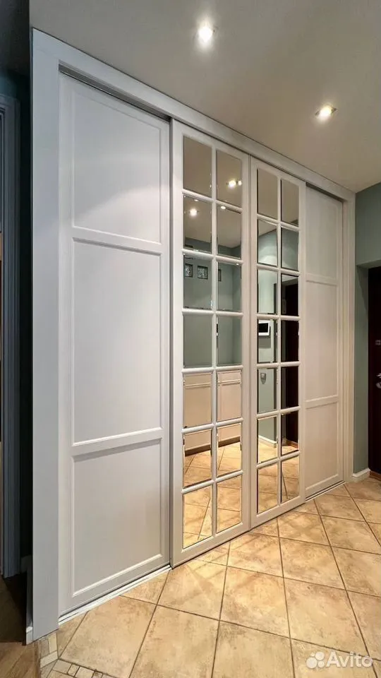 Белый встроенный шкаф-купе с зеркальными фасадами